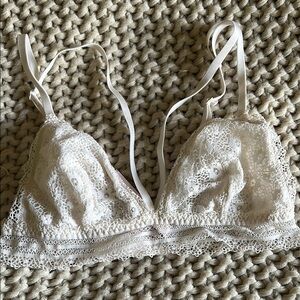 Victoria's Secret White Lace Bra with Scalloped Trim
